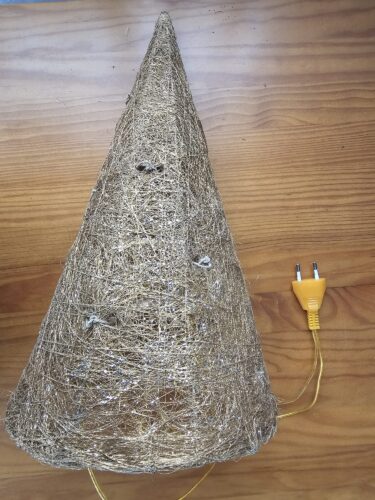 Estrutura da árvore com suporte metálico revestido com tecido amarelo