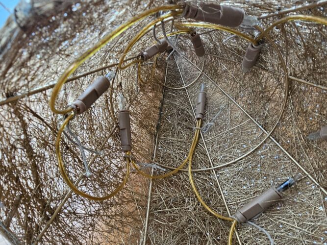 Iluminação da árvore feita com lâmpadas