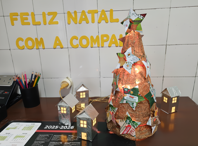 Instalação Feliz Natal com a Compal - árvore e casinhas luminárias revestidas a papel prata com estrutura interior feita com embalagens da compal.