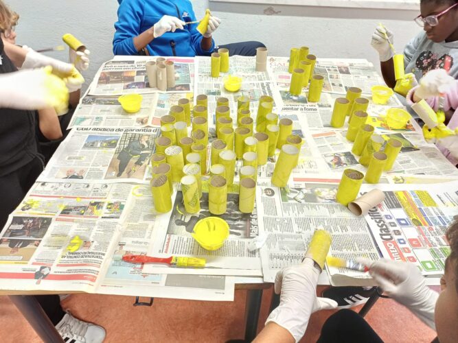 Pintura dos rolos de papel higiénico.