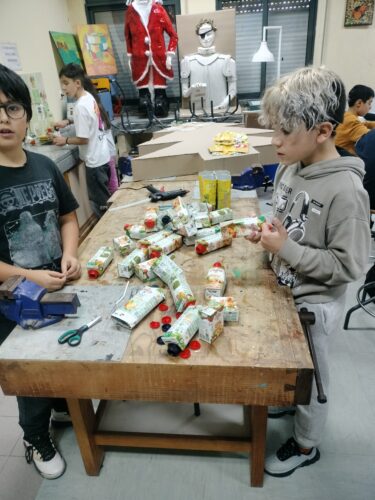 Construção da árvore de Natal por alunos, professores e funcionários da escola.