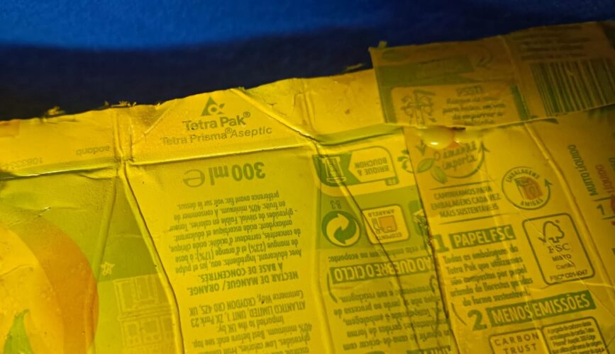 Embalagens utilizadas na construção da árvore de Natal.