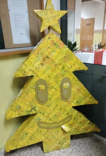 Árvores de Natal a decorar o espaço escolar.