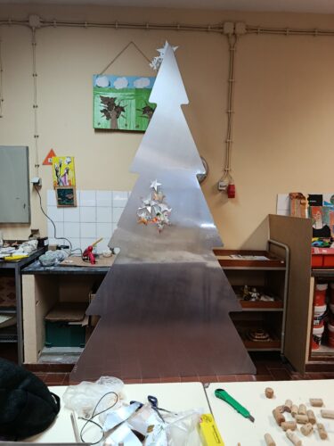 Início da construção da árvore com a colocação das primeiras estrelas.