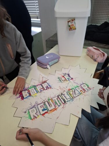 Construção dos cartazes para recolha seletiva das embalagens Tetrapak