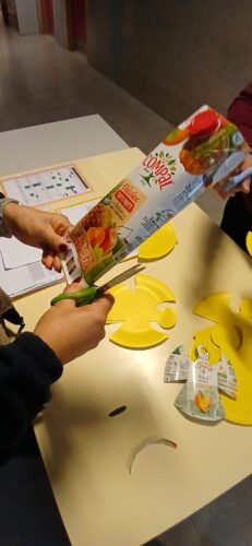 Processo de construção da árvore na sala de aula, pelos alunos que frequentam a Biblioteca Escolar.