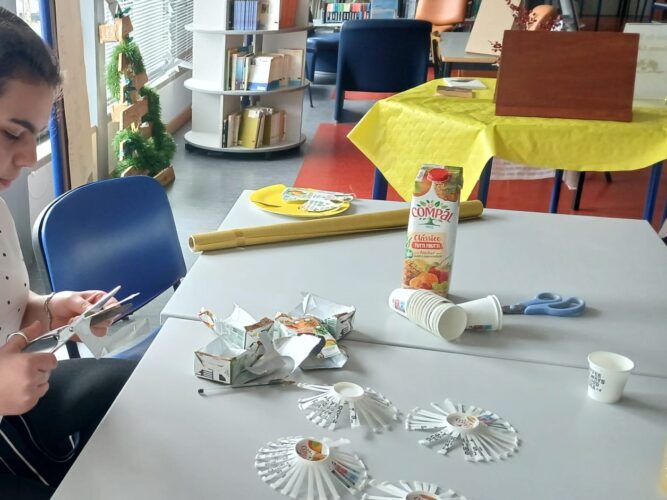 Processo de construção da árvore na sala de aula, pelos alunos que frequentam a Biblioteca Escolar.