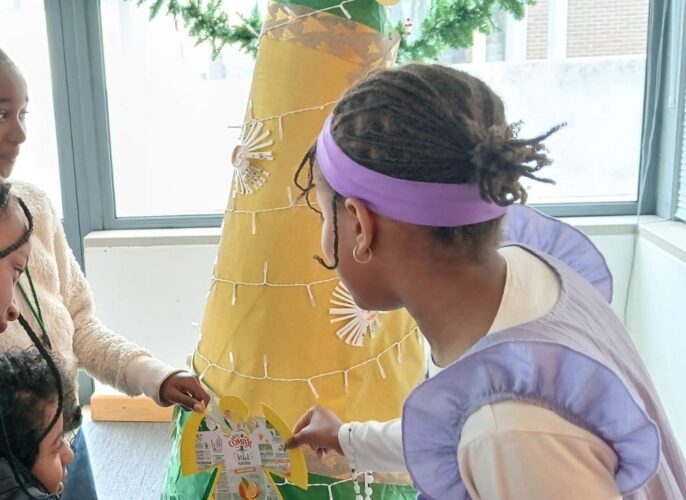 Processo de construção da árvore na sala de aula, pelos alunos que frequentam a Biblioteca Escolar.