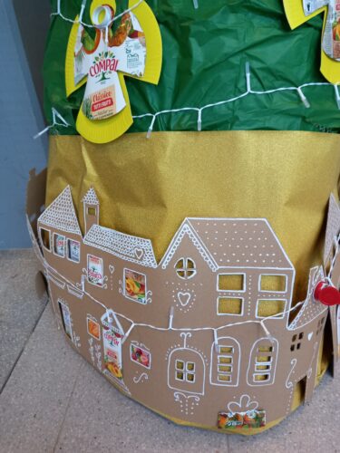 As decorações foram elaboradas recorrendo a recortes de pacotes Tetrapack da marca Compal.