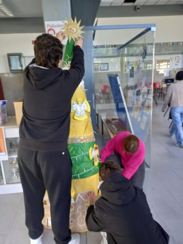 Árvore de Natal na entrada do polivalente da EBSDMA.