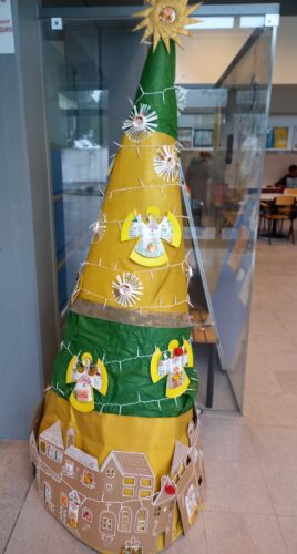 A árvore foi elaborada recorrendo a recortes de pacotes Tetrapack da marca Compal, papel amarelo e verde, rede e a luzes Led.