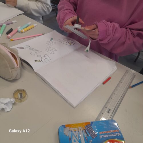 Recorte dos moldes dos enfeites da árvore de Natal