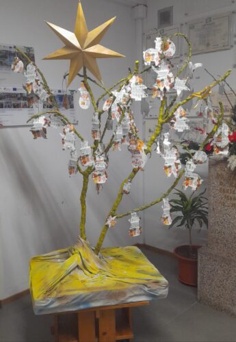 Árvore de Natal na entrada da Escola