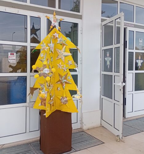 A nossa Árvore de Natal à entrada da Escola