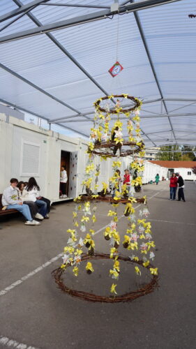 A Árvore de Natal Amarela instalada no recinto escolar, transformando o espaço exterior numa celebração de sustentabilidade, criatividade e comunidade.