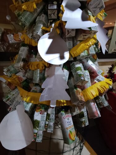 As embalagens Tetra Pak da Compal foram os principais materiais utilizados.