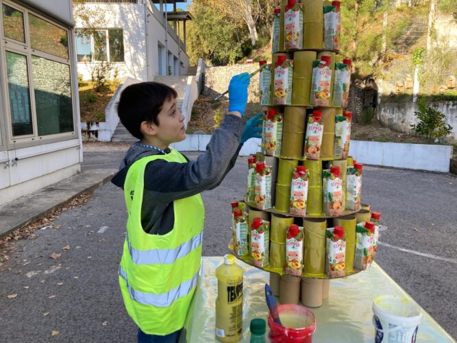 O aluno a dar os últimos ajustes na árvore.