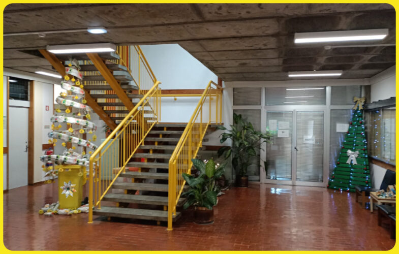 Árvore de Natal Amarela exposta no pavilhão 0 – entrada da escola.