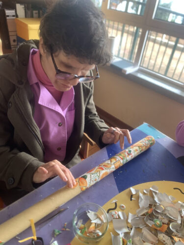 Processo de colagem/revestimento do tronco da árvore