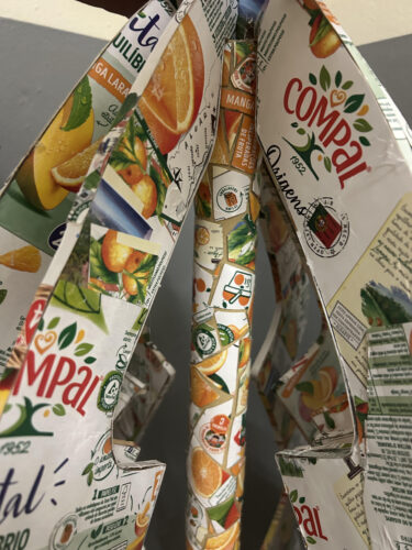 Pormenor da árvore onde é visível os símbolos da Compal e Tetra Pak