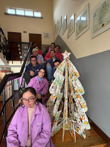 Foto de Grupo - árvore junto de alguns dos utentes do CACI Santa Cruz