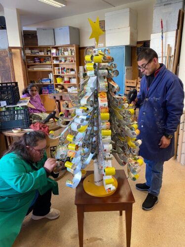 Pintura em amarelo de alguns ramos na árvore