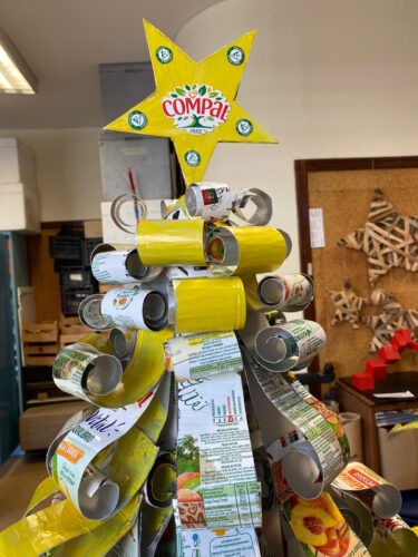 Estrela da árvore onde é visível os símbolos Compal e Tetra Pak