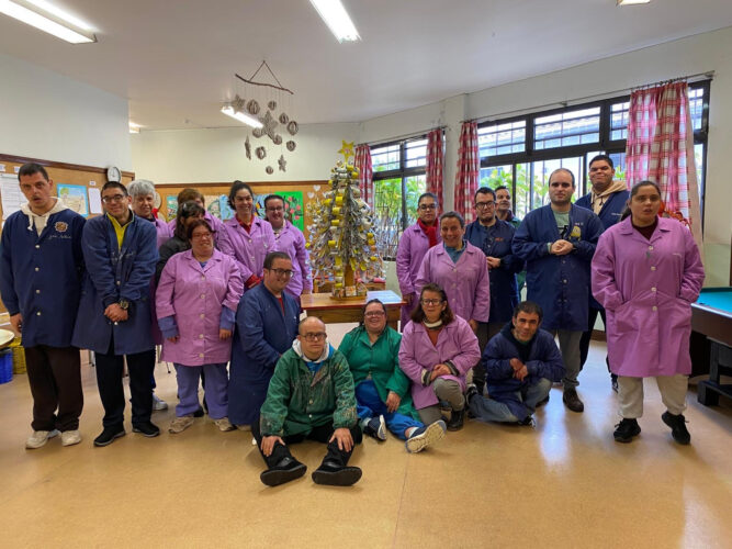 Grupo de utentes do CACI Camacha junto da árvore