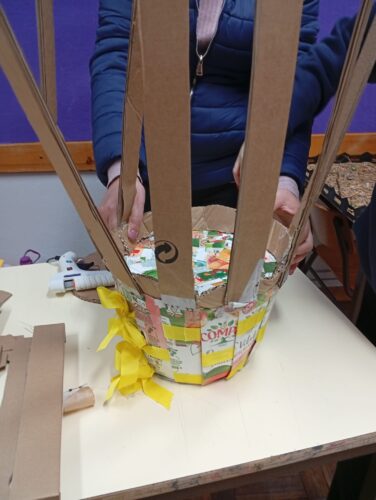 Construção da estrutura da "Árvore Amarela" - decoração do vaso com as embalagens da compal.