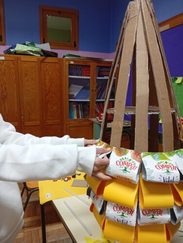 Construção da folhagem da "Árvore Amarela" com as embalagens da compal.