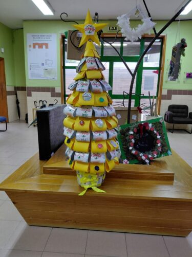 "Árvore Amarela" no átrio da escola.