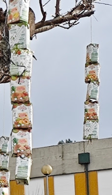 Detalhes dos enfeites com embalagens tetra pak